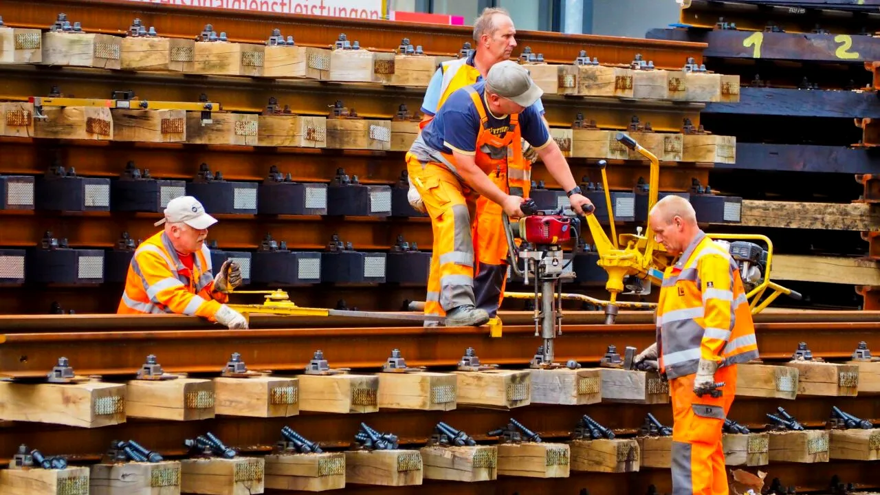 Muncitori români în Norvegia PĂCĂLIȚI chiar de patronii care i-au angajat. Cazul a ajuns la nivelul Ambasadei de la Oslo