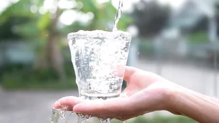 Substanțele chimice periculoase din apa de băut: pot distruge sănătatea. Cum pot fi evitate