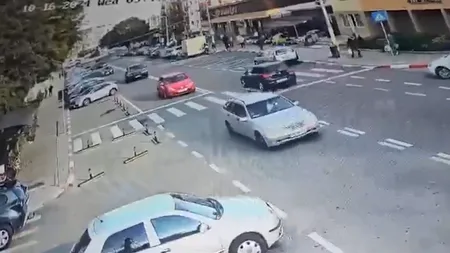 Momentul în care doi bărbați din Constanța se ARUNCĂ, în mod voit, în fața mașinii. Unul dintre ei a fost grav rănit