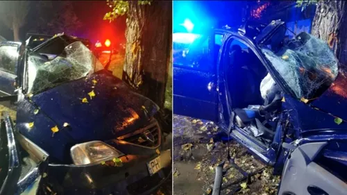 FOTO| Un șofer de 19 ani a murit, iar prietenul său se zbate între viață și moarte, după ce au intrat cu mașina într-un copac