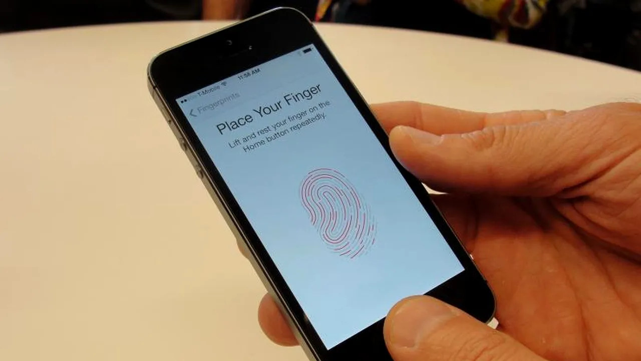 Apple a vândut un număr record de iPhone-uri 5S și 5C în primele trei zile