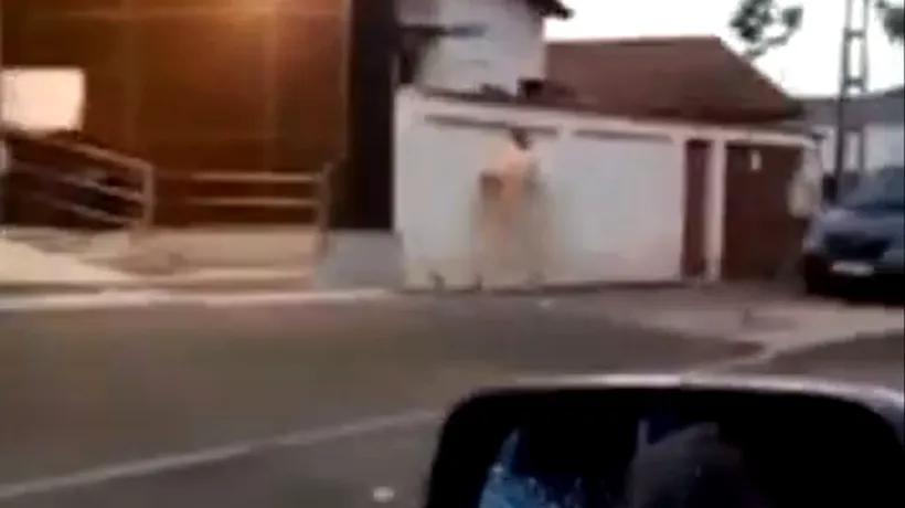 IREAL. Amant filmat cum fuge în „costumul lui Adam” pe o stradă din Craiova. Bărbatul a fost prins „în fapt” (VIDEO)