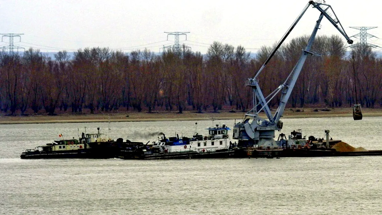 Împingător cu trei barje încărcate cu porumb, eșuat în apropiere de malul românesc al Dunării