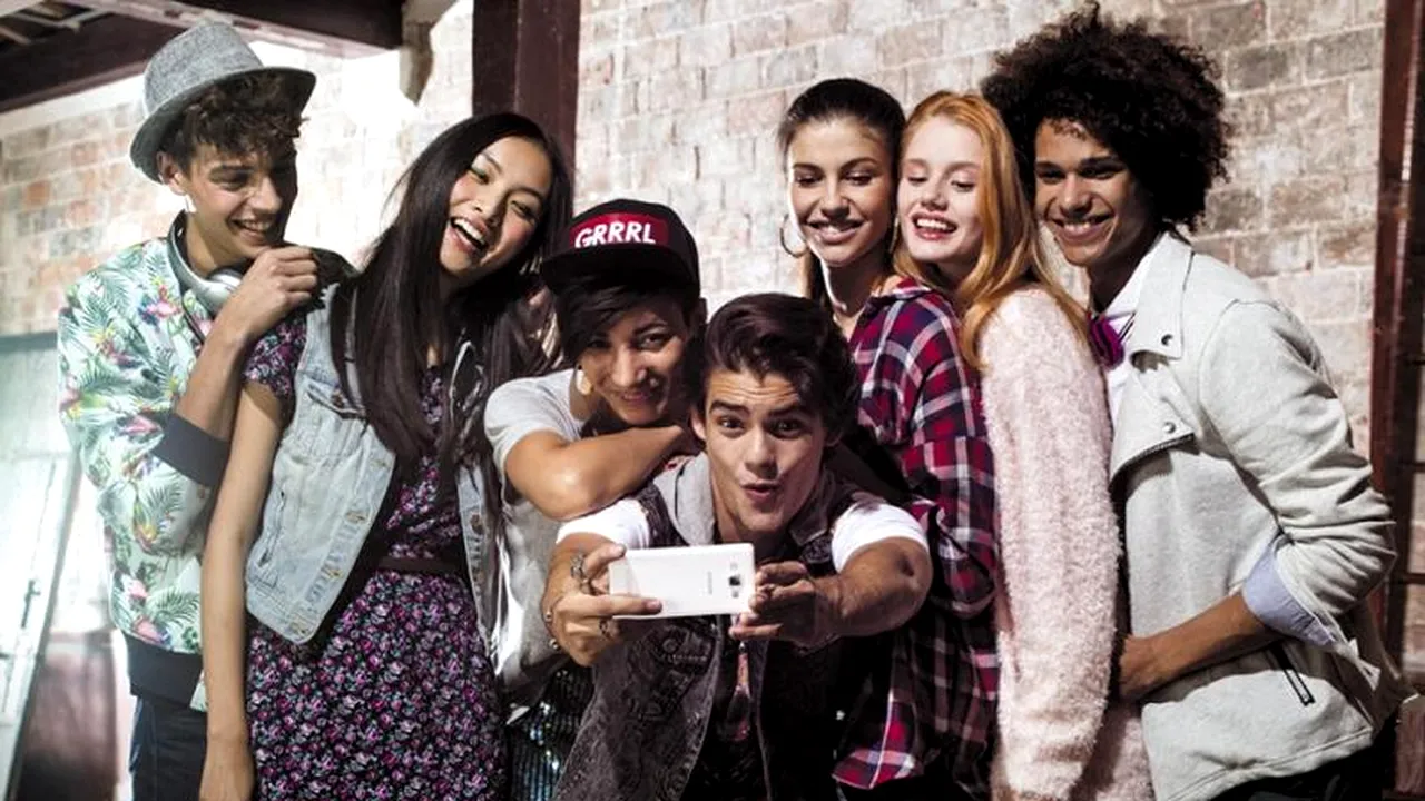 Samsung a lansat smartphone-urile „selfie