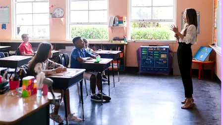 INIȚIATIVĂ legislativă: Părinții care au copii cu vârsta până la opt ani vor putea munci patru zile pe lună de acasă