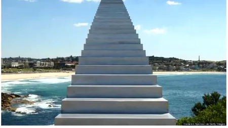 Una dintre cele mai inedite sculpturi: scara care urcă spre cer. FOTO
