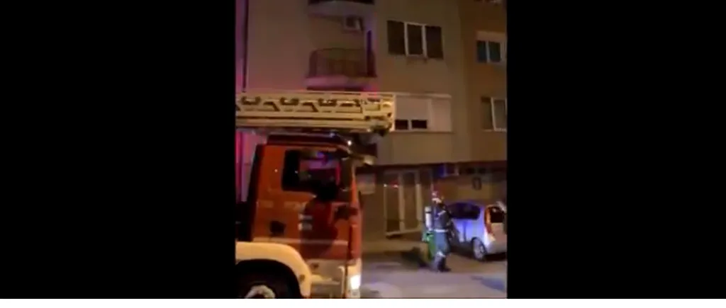 A dat foc apartamentului și apoi a sărit pe geam de la etajul al doilea. Panică de fum într-un bloc din Oradea 