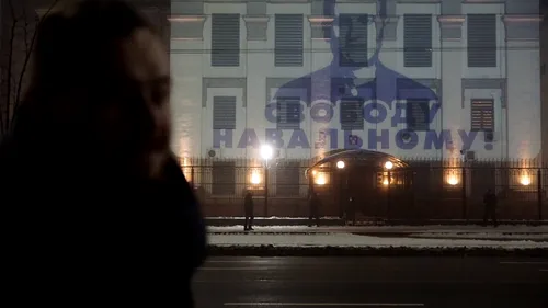 Portretul lui Aleksei Navalnîi, proiectat pe Ambasada Rusiei la Kiev
