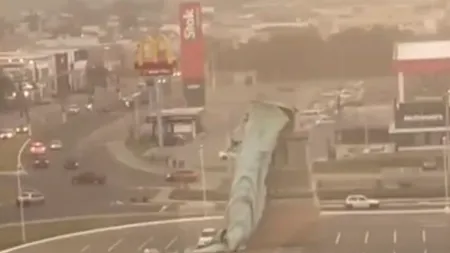 O replică de 24 de metri a Statuii Libertății din Brazilia s-a prăbușit în timpul unei furtuni