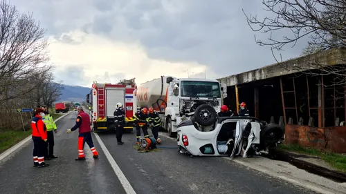 Două persoane au murit, după ce mașina în care se aflau a lovit un TIR pe un drum din județul Hunedoara