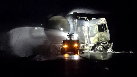 CARAMBOL pe DN 72, în județul Dâmbovița, cu două autocamioane și o mașină. O cisternă cu GPL a luat foc după impact / Pompierii au stins flăcările