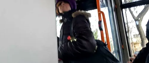 O tânără, amenințată cu un cuțit într-un autobuz din Ploiești. Agresoarea, prinsă după ce fotografia ei a fost postată pe Facebook