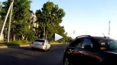 Accident în Rusia: S-a speriat de un claxon și a intrat într-un stâlp. VIDEO