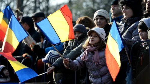 REPORTAJ.Parada celor 20.000 de români, de 1 Decembrie. „Sunt ai noștri! Gata, îi vezi? Sunt militarii noștri! GALERIE FOTO