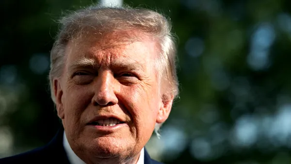 Trump face o nouă promisiune înaintea alegerilor intermediare din SUA: „Cecuri de aproape 100 de dolari pentru cei 20 milioane de pensionari minunați”