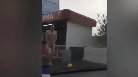 Un bărbat gol-pușcă cere ajutorul poliției pe stradă. Surpriza pe care i-a făcut-o femeia cu care a mers la hostel. VIDEO