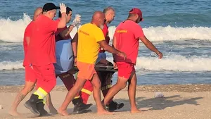 O tânără de 21 de ani a fost scoasă, inconștientă, din mare la Costineşti. La fața locului a fost solicitat și un elicopter SMURD