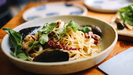 Compania care le cere clienților să nu îi consume produsele mai des de o dată pe săptămână