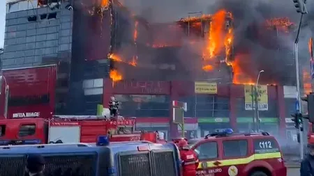 Incendiu de proporții la un centru comercial din București. Pompierii intervin cu mai multe autospeciale (VIDEO)