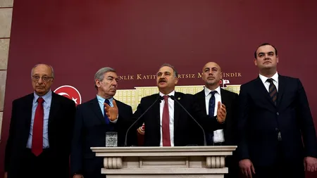 Scandal în Turcia după ce parlamentarii au refuzat să trimită în justiție patru foști miniștri suspectați de corupție