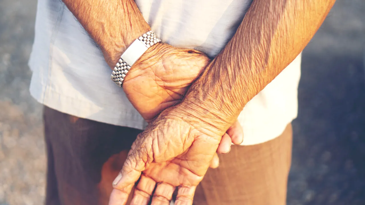 Miracol de Crăciun. Un bărbat și-a întâlnit familia biologică la 75 de ani după ce a fost adoptat