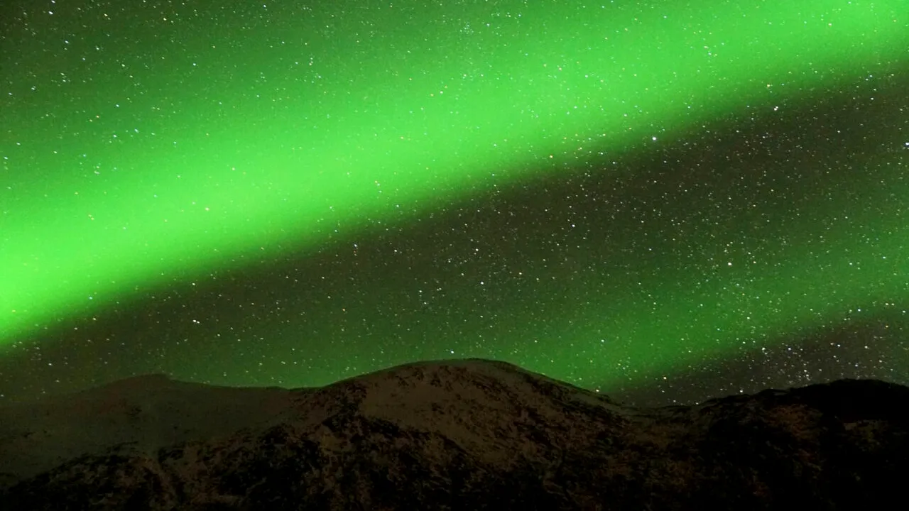 Imagini rare surprinse de NASA pe Marte. Roverul Curiosity a fotografiat „aurora spațială”, găuri forate și comete interstelare de pe Planeta Roșie