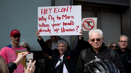 Arestări la New York după un protest la Tesla, împotriva lui Elon Musk. Miliardarul, responsabil de concedierea a mii de angajați federali