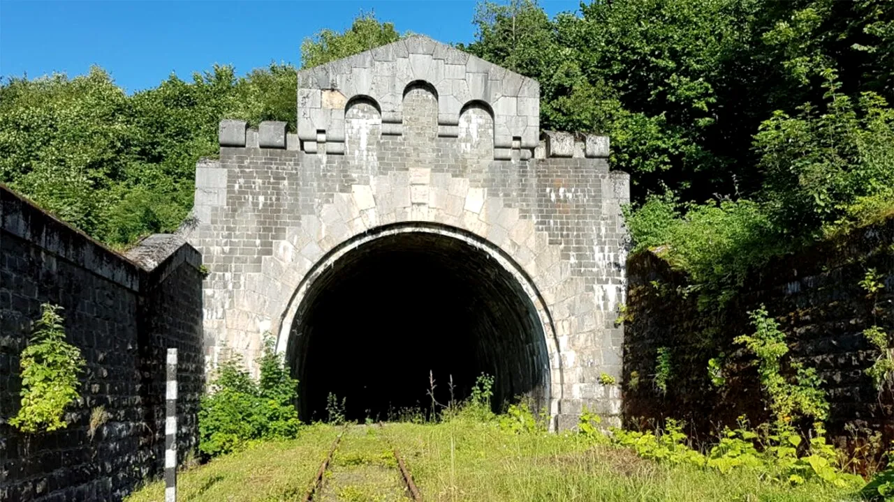 Locul din România în care se află CEL MAI LUNG TUNEL din țara noastră. Are 4,3 kilometri și povestea e impresionantă