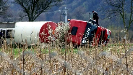 O cisternă încărcată cu 24 de tone de motorină s-a răsturnat pe DN 7