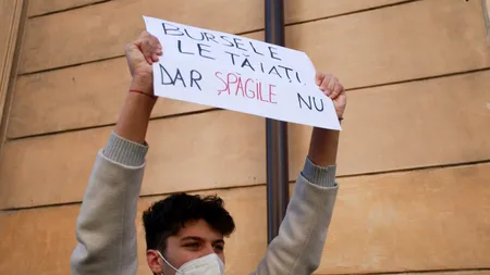 Se extinde scandalul schimbării criteriilor de acordare a burselor. În semn de protest, elevii din șase județe sunt în grevă japoneză