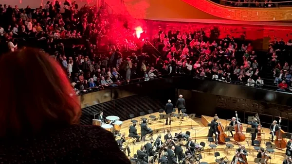 Incidente grave la Filarmonica din Paris. Un concert susținut de Orchestra din Israel a fost întrerupt de fumigene și ciocniri între spectatori
