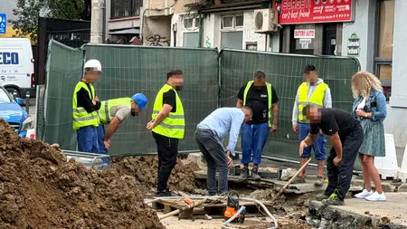 „București, în șantier”. Episodul 5. Zici că a căzut o dronă pe Bulevardul Ferdinand, unde trebuie schimbate șinele de tramvai. Șapte muncitori se uită la o groapă, ca în glumele cu „Dorel”