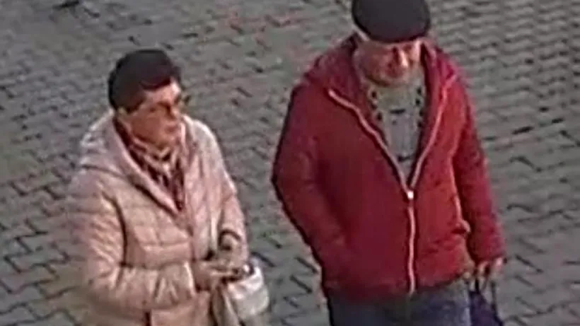 Doi bătrânei au furat aproape 2.000 de lei uitați de o femeie într-un bancomat. Cei doi sunt căutați de poliție