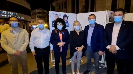 Cum s-au întâlnit doi candidați la Primăria Iași la lipit de afișe în miez de noapte. Mihai Chirică: „Salut, Petrică! Mai dă cu soluție!” - FOTO