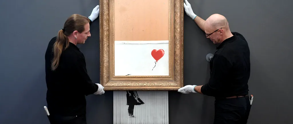 Celebrul tablou al lui Banksy „Fata cu balon, care S-A AUTODISTRUS în timpul unei licitații, din nou EXPUS publicului