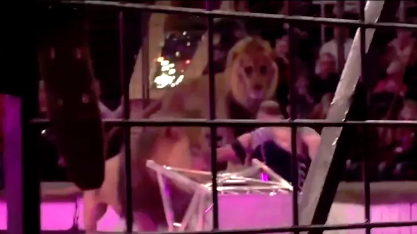 Imagini ȘOCANTE: Un dresor a fost ATACAT de un leu în timpul spectacolului