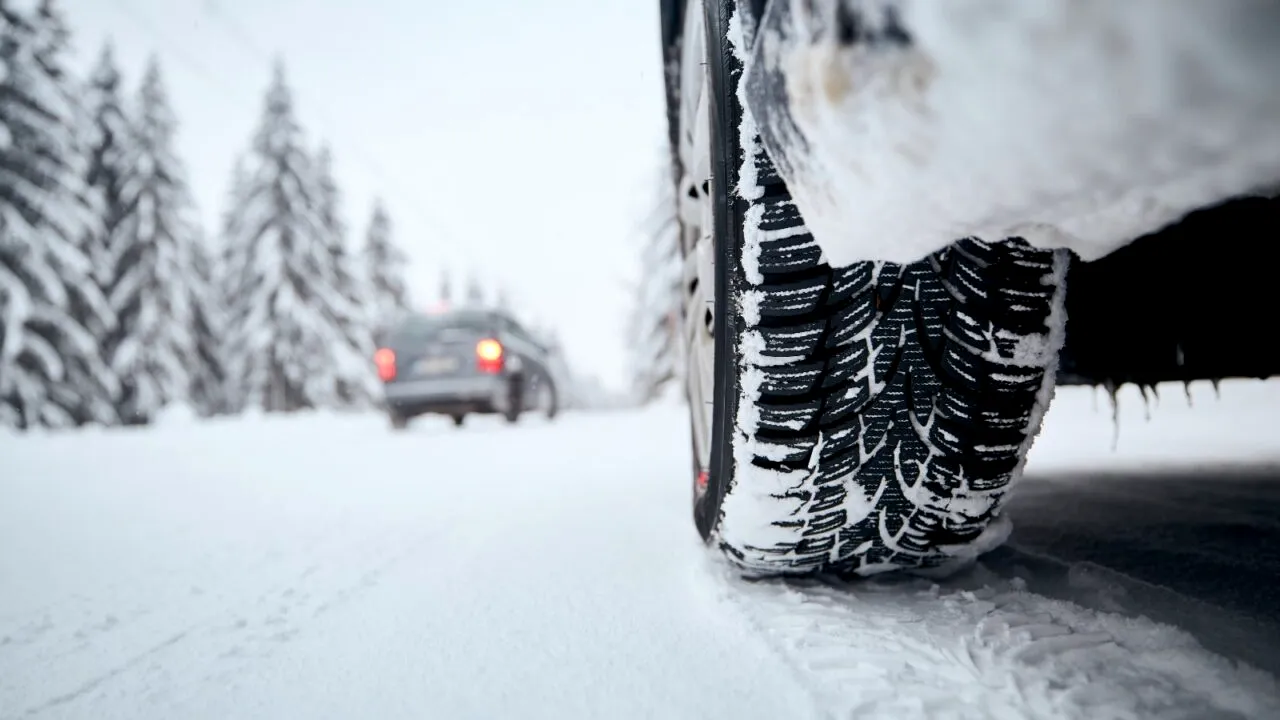 Drum blocat spre una dintre cele mai căutate stațiuni montane. Doar mașinile cu tracțiune 4X4 sunt lăsate să treacă