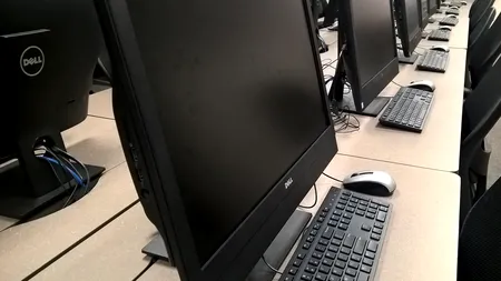 Județul în care toate unitățile de învățământ au conexiune la internet, dar nu și apă sau băi 