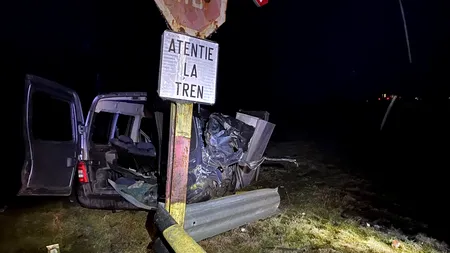 Autoturism lovit de tren, în județul Ialomița. Salvatorii au găsit două persoane în interiorul mașinii