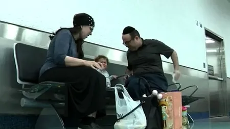 Acuzații de discriminare. O familie cu un copil mic a fost dată jos din avion din cauză că „MIROSEAU urât”