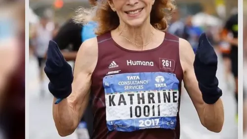 Povestea incredibilă a primei femei care a alergat într-un maraton. 50 de ani mai târziu, Katherine Switzer a participat la cursa de duminică, de la Londra. Are 71 de ani. VIDEO