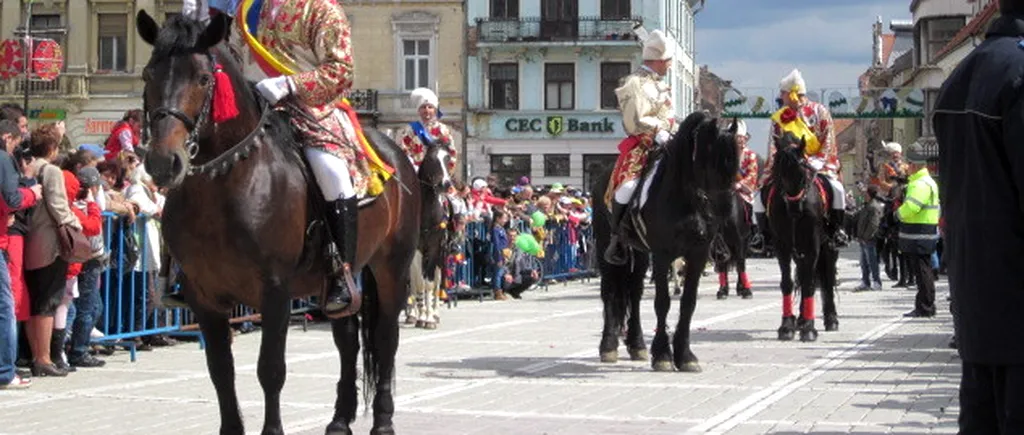 Trei persoane, între care o fetiță de șase ani, loviți de cai în timpul Paradei Junilor de la Brașov