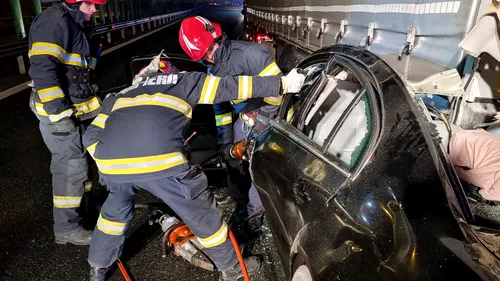 FOTO-VIDEO | Un autoturism a intrat sub un TIR, pe A1 la Vama Nădlac. Accidentul s-a soldat cu trei morți și un rănit