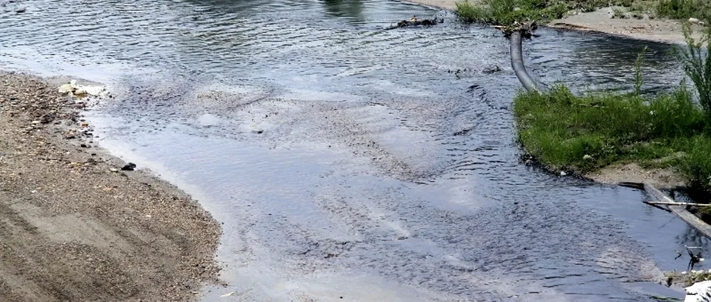 Poluare de proporții în râul Olteț. S-au scurs 50 de tone de țiței, iar pata se întinde pe 15-20 de kilometri