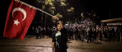 Recep Tayyip Erdogan, așteptat în țară de către zeci de mii de manifestanți care îi cer demisia