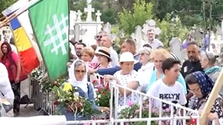 Polițiștii au îndepărtat un drapel arborat care conținea însemne FASCISTE, de la mormântul părintelui Ilie Lăcătușu