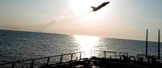 Momentul în care un avion de război rusesc se prăbușește, în FLĂCĂRI, în Marea Neagră a fost filmat
