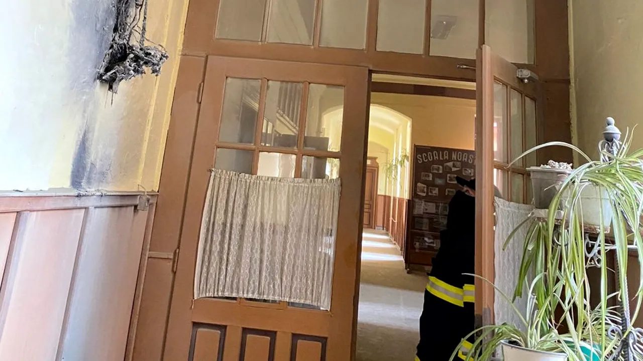 Incendiu la un liceu din Sibiu. Peste 200 de elevi şi profesori au fost evacuați din clădire