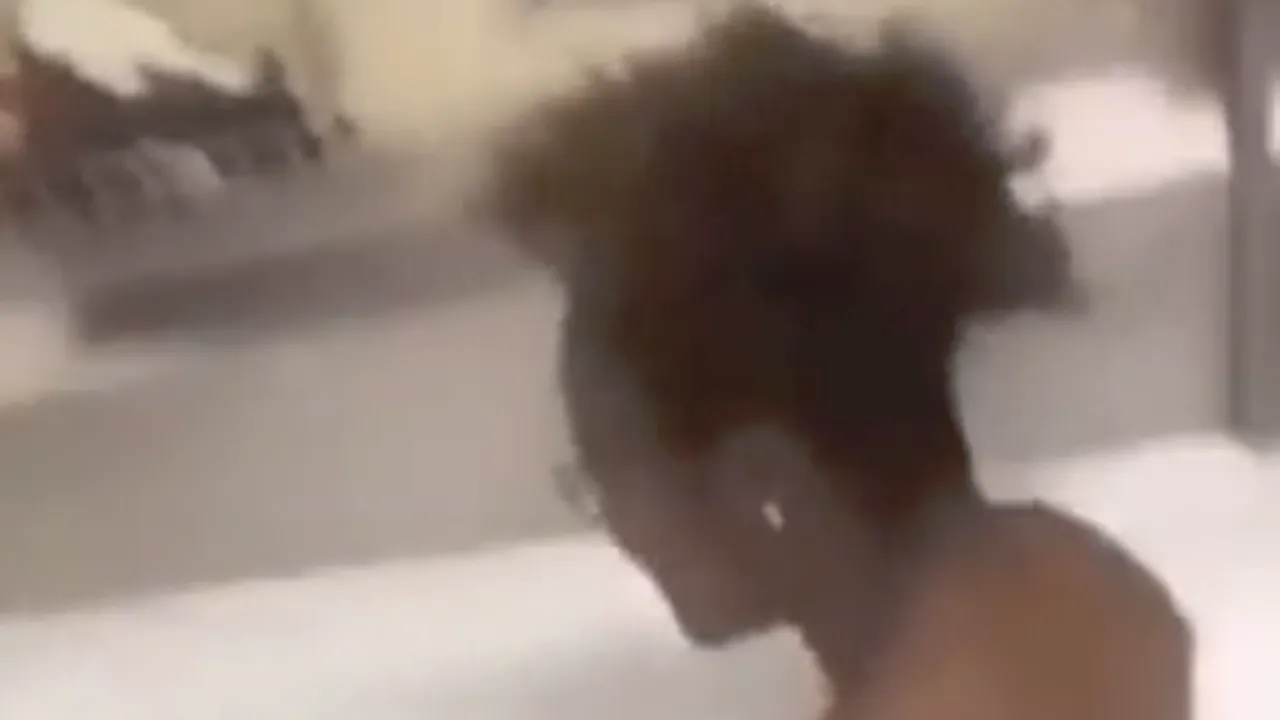 Un nou caz Florida Man: Un adolescent, filmat în timp ce face baie în chiuveta unui fast-food - VIDEO