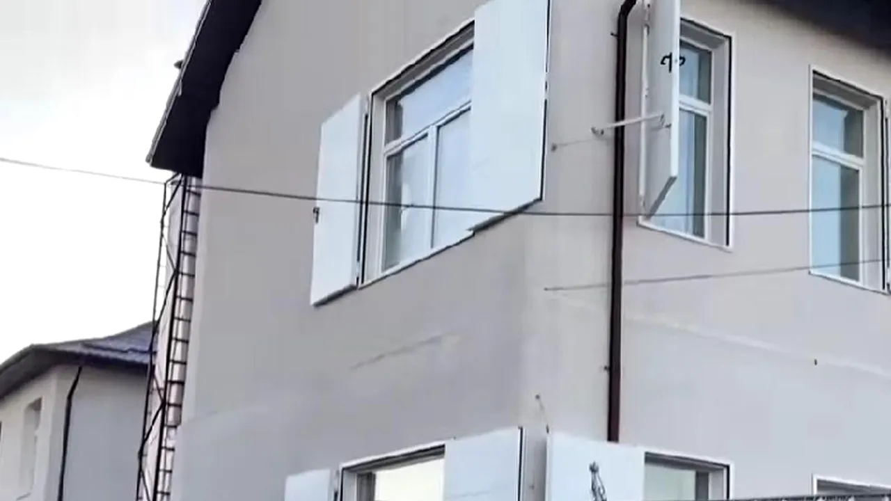 O școală din Suceava a fost renovată în cel mai inventiv mod! Muncitorii au pus uși la ferestre pe post de obloane